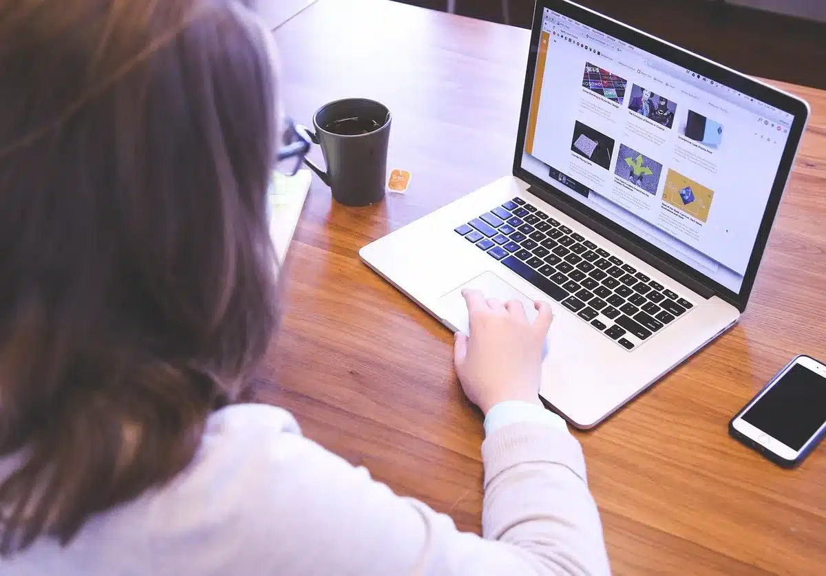 Écran d'administration de boutique en ligne sur ordinateur et mobile