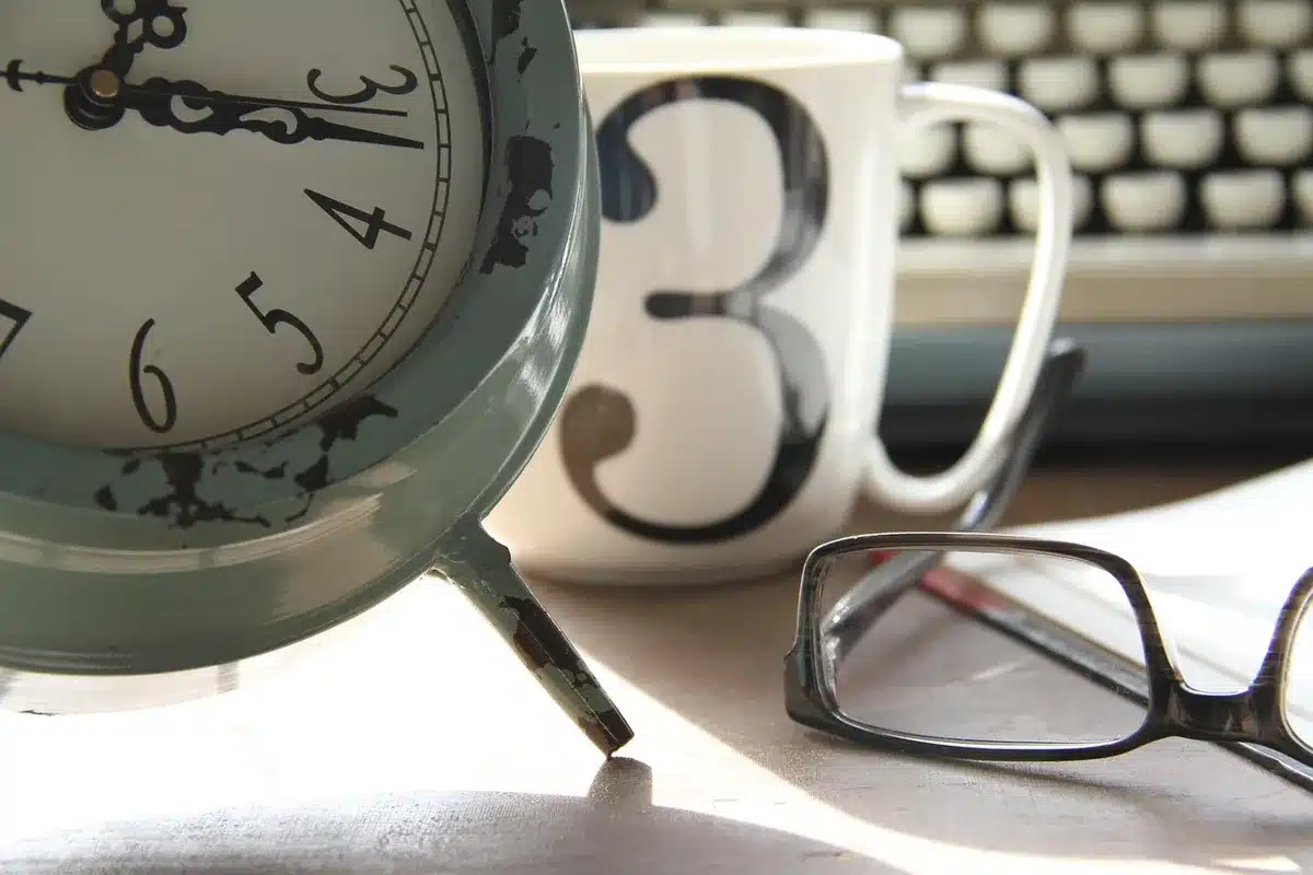 Checklist et planning imprimés sur un bureau pour organiser l'essai