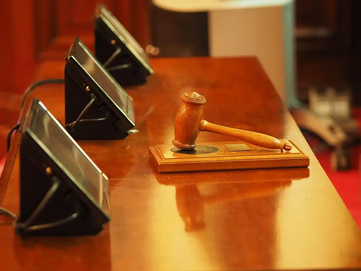 Représentation symbolique d'un recours administratif et de l'accès à la justice pour contester un refus