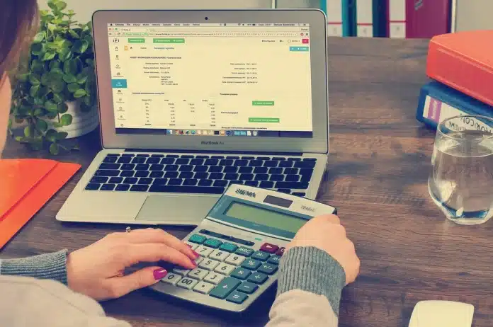 Mains tenant des documents administratifs et des justificatifs de logement sur un bureau pour demande de regroupement fa Mains tenant des documents administratifs et des justificatifs de logement sur un bureau pour demande de regroupement fa