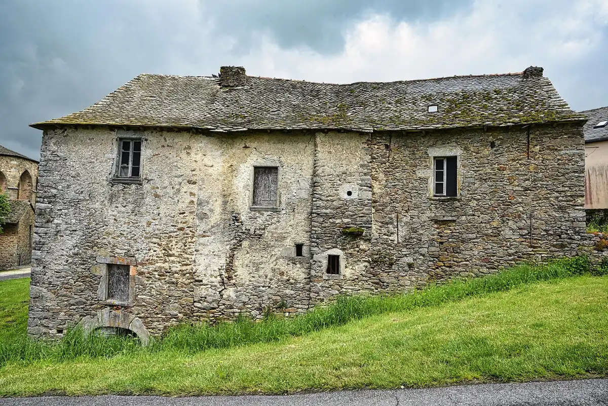 Façade d'un logement à vendre en plein jour