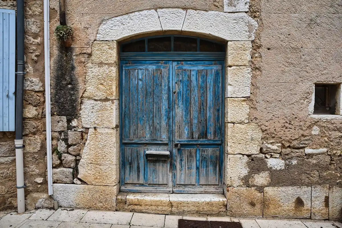 Intérieur d'un logement ancien nécessitant rénovation énergétique
