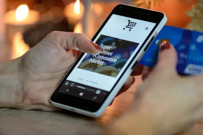 Personne testant une interface de boutique en ligne sur un ordinateur portable Personne testant une interface de boutique en ligne sur un ordinateur portable