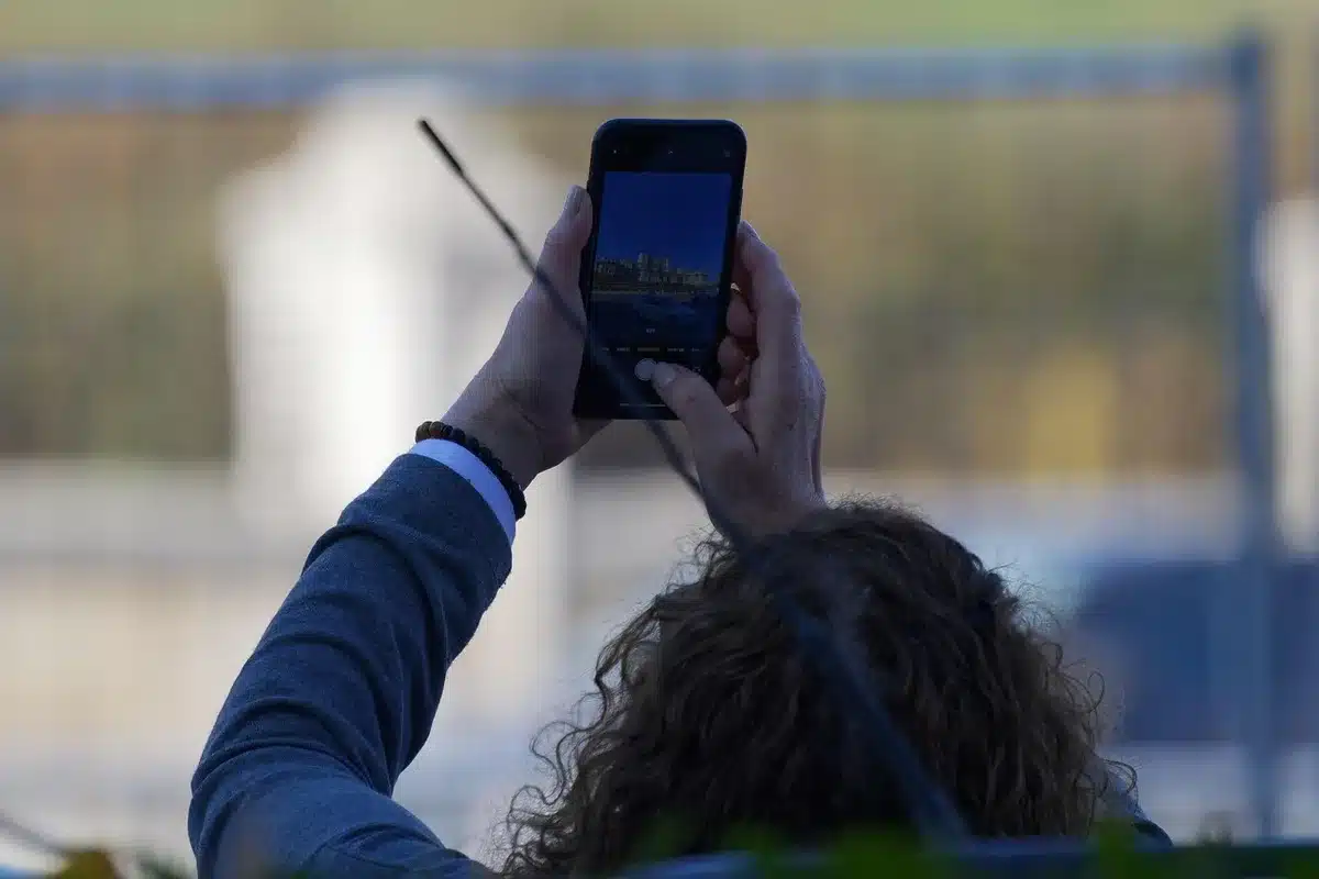 Photos produits et smartphone montrant une vue mobile de la boutique
