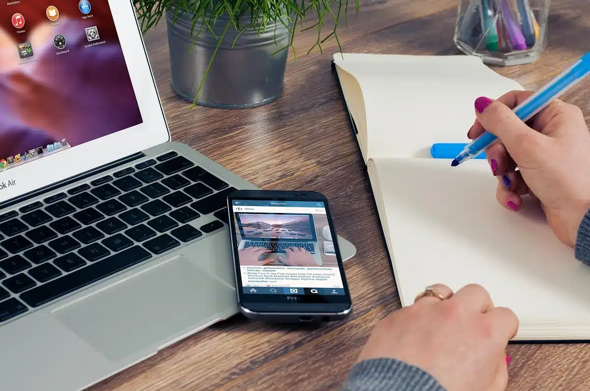 Ordinateur portable ouvert sur une fiche produit en cours de rédaction