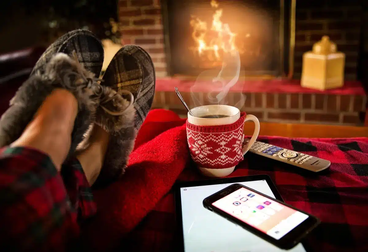 Gestionnaire consultant un plan de tournée sur tablette dans un dépôt
