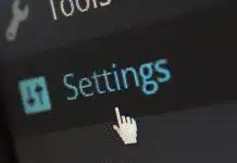 Comment un logiciel FMS optimise la rentabilité de votre flotte? Centre de contrôle de flotte avec tableaux de bord et métriques de performance sur écrans