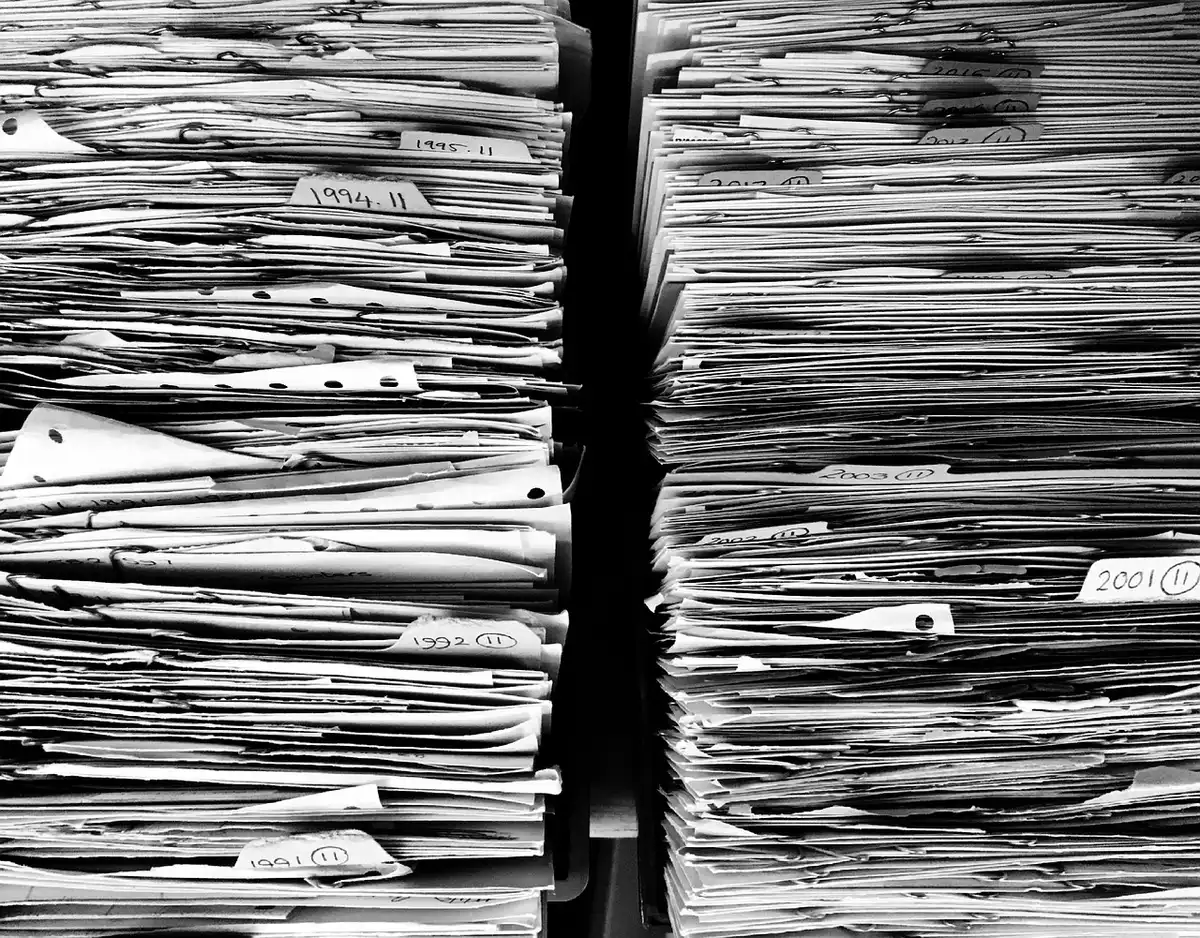 Pile de documents de travail triés et datés, contrats et courriers classés