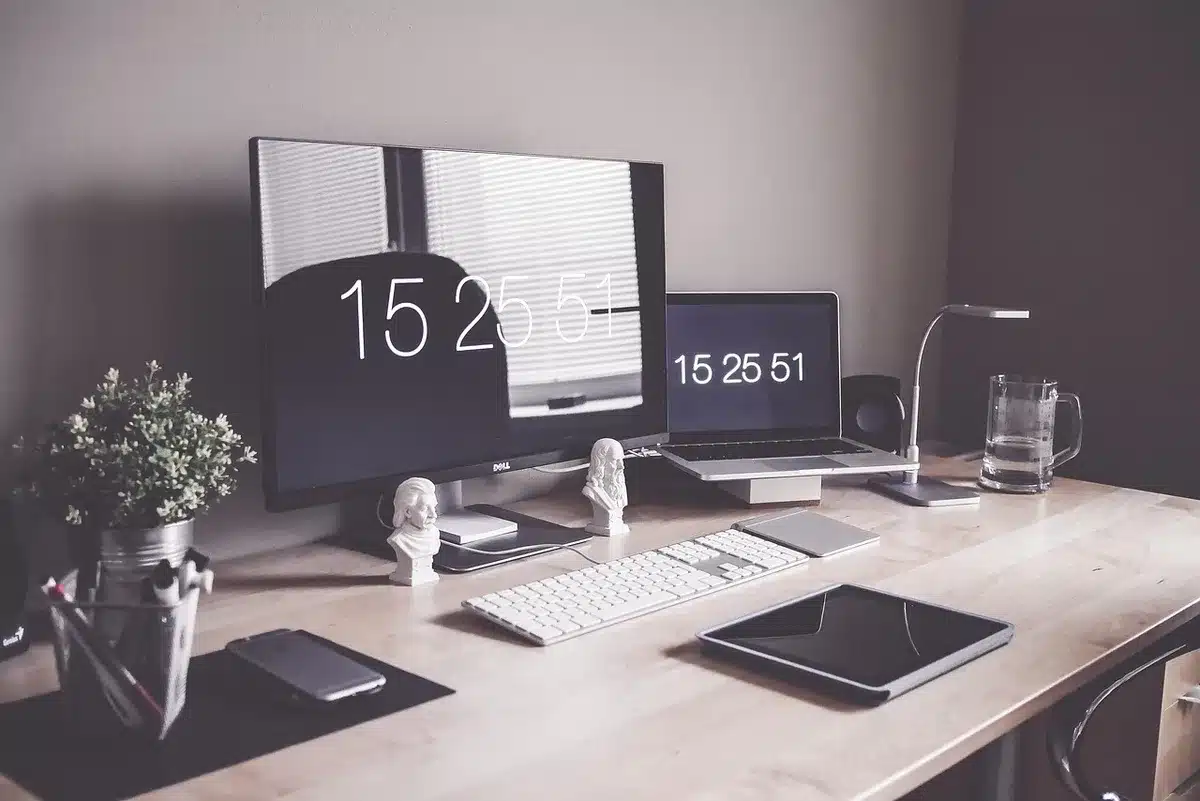 Ordinateur portable affichant le tableau de bord Shopify pendant la configuration