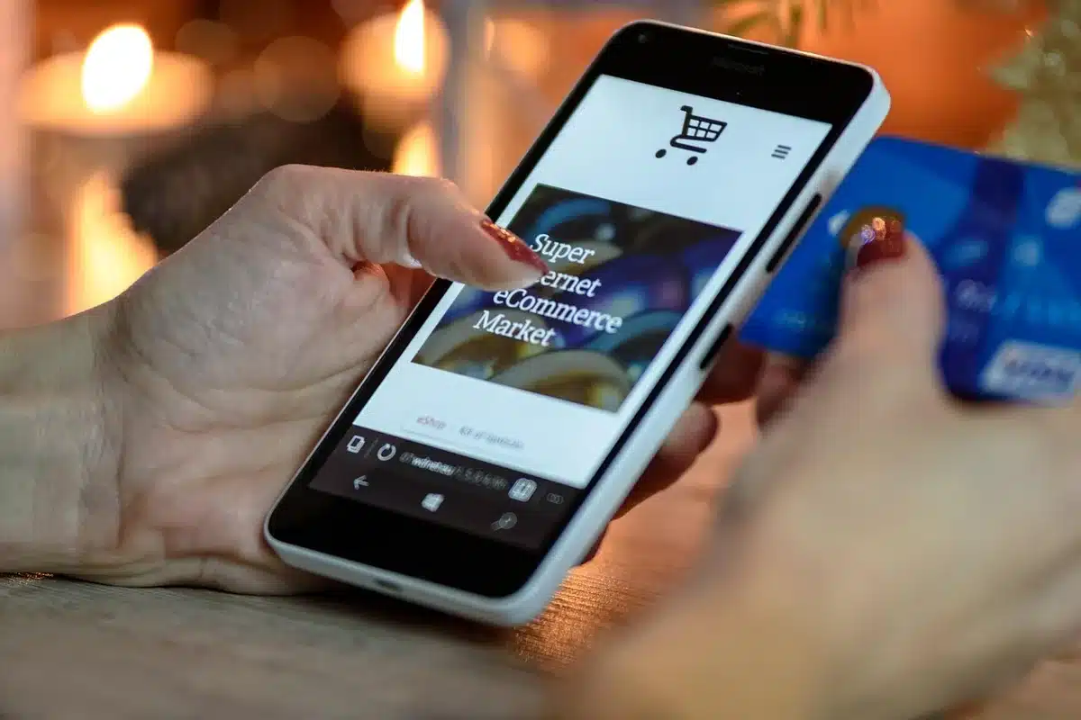 Téléphone mobile affichant une page de paiement et panier de boutique en ligne