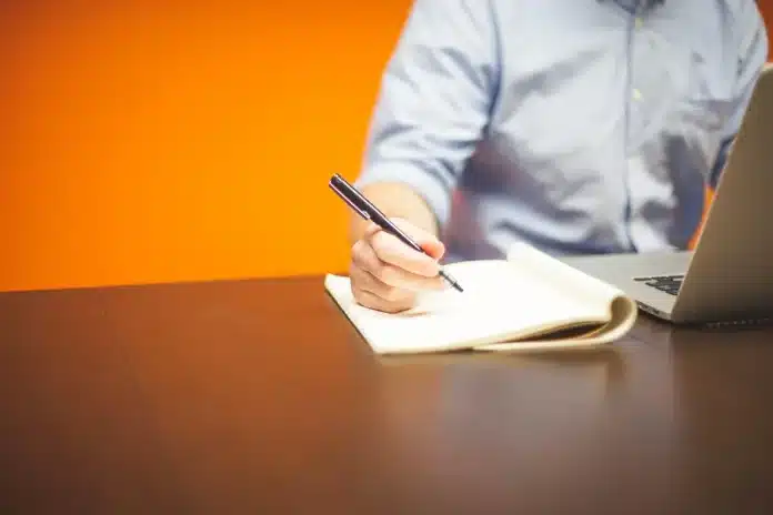 Mains tapant un prompt texte sur un ordinateur portable avec des formes numériques colorées émergentes Mains tapant un prompt texte sur un ordinateur portable avec des formes numériques colorées émergentes