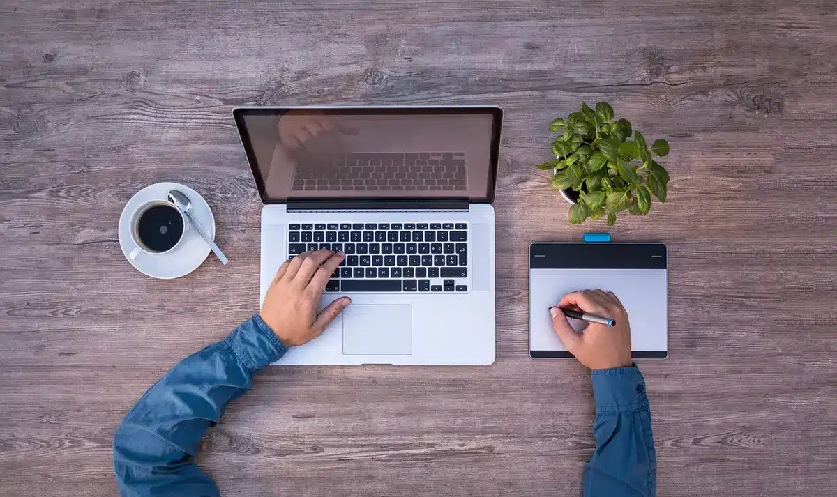 Apprenti prenant des notes sur une checklist des comportements répétés