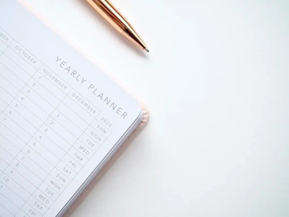 Calendrier et pages imprimées listant jours fériés et événements
