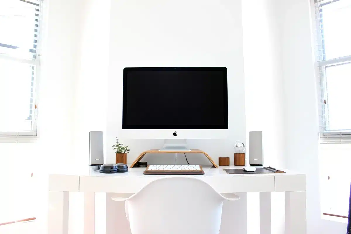 Personne travaillant sur des fiches produit sur un ordinateur, images et descriptions visibles