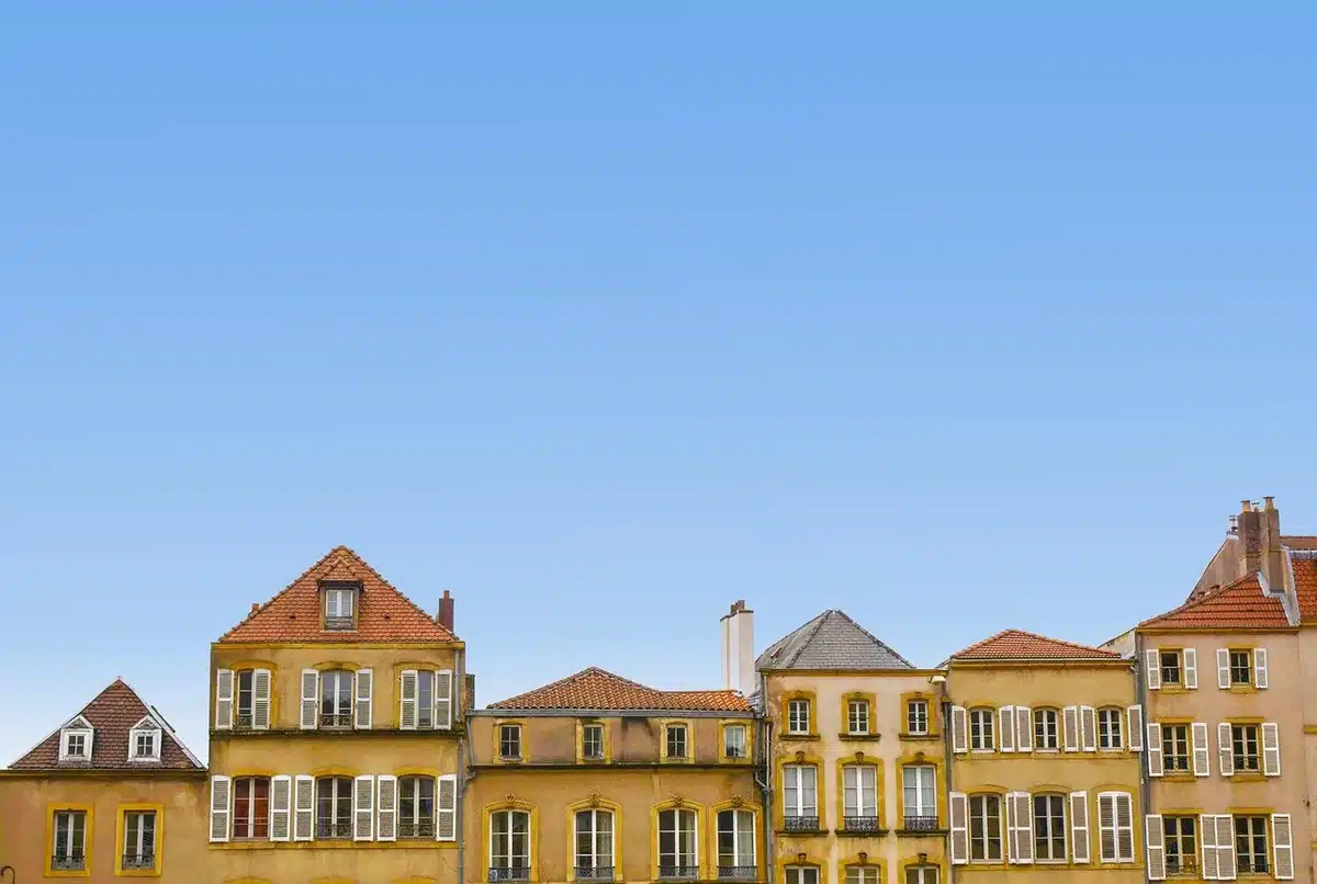 Immeuble ancien avec radiateurs visibles et façade à rénover