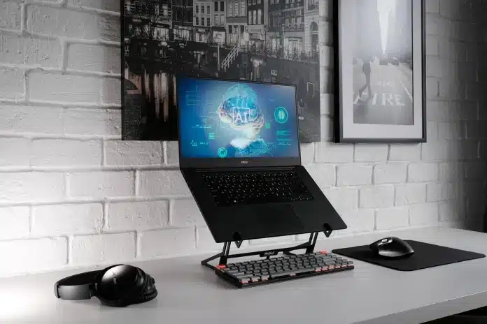 Écran d'ordinateur affichant un tableau de bord e-commerce avec fiches produits et paramètres de paiement Écran d'ordinateur affichant un tableau de bord e-commerce avec fiches produits et paramètres de paiement