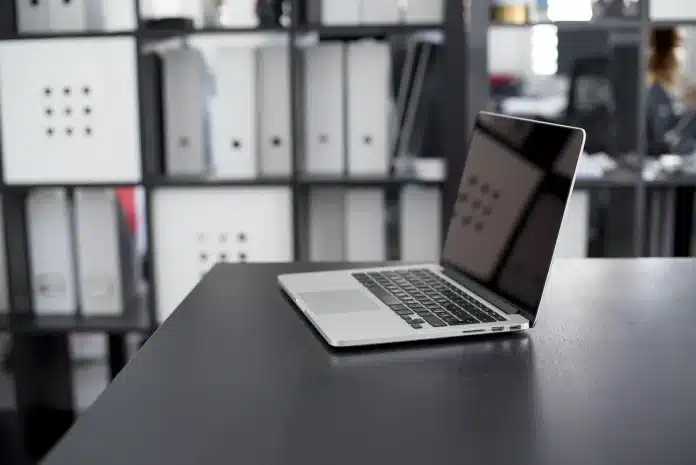 Bureau en journée avec ordinateur, smartphone et checklist pour créer une boutique en ligne Bureau en journée avec ordinateur, smartphone et checklist pour créer une boutique en ligne