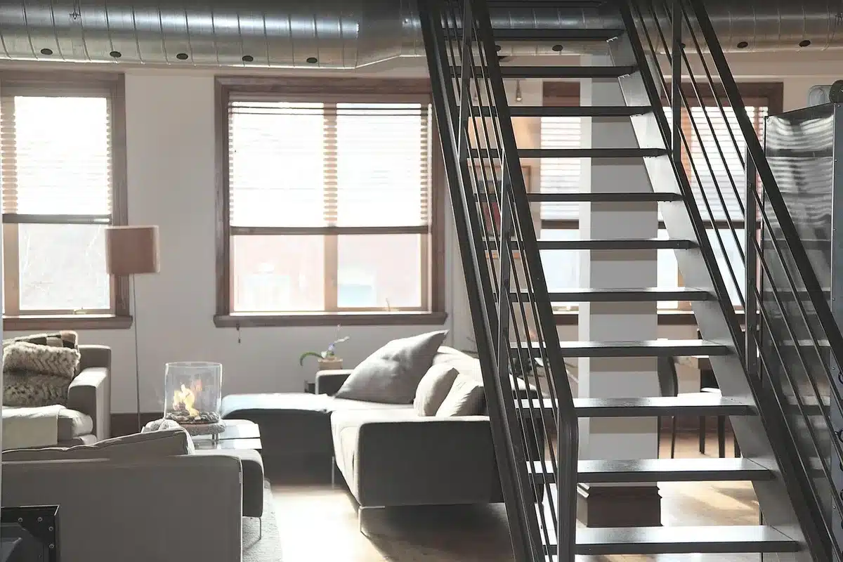 Acheteurs discutant de compromis et budget dans un salon lumineux