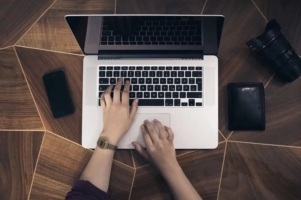Ordinateur portable et smartphone affichant un processus de paiement en ligne