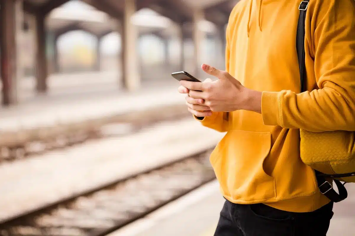 Station de préparation de colis e‑commerce avec boîtes et tablette