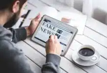 Quel WMS choisir pour une PME en 2026 ? Top 5 des solutions fiables Préparateur anonyme vérifiant une commande sur tablette dans un entrepôt lumineux