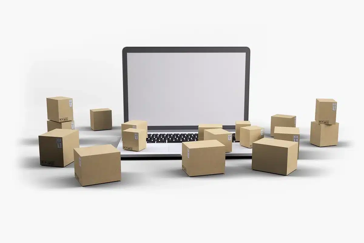 Personne sur ordinateur effectuant une commande test sur une boutique en ligne