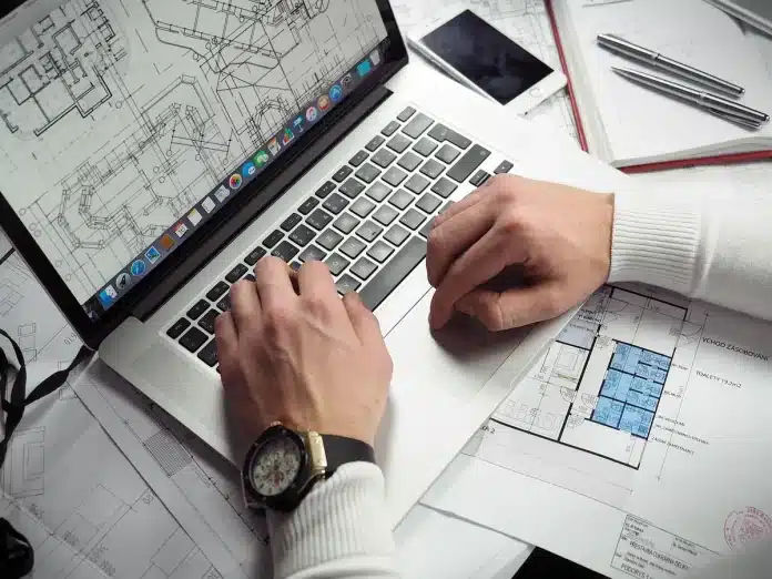 Bureau lumineux avec ordinateur affichant un tableau de bord e‑commerce et une check‑list Bureau lumineux avec ordinateur affichant un tableau de bord e‑commerce et une check‑list