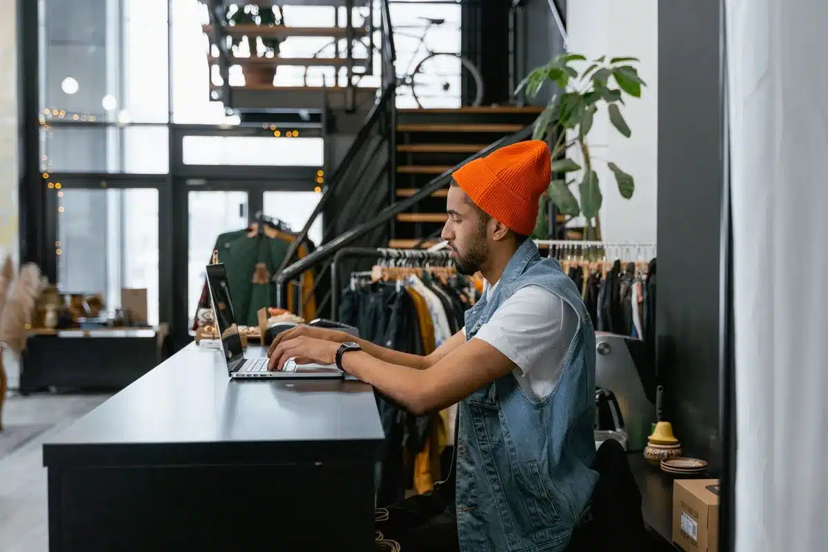 Interface d'administration Shopify affichée sur un ordinateur portable