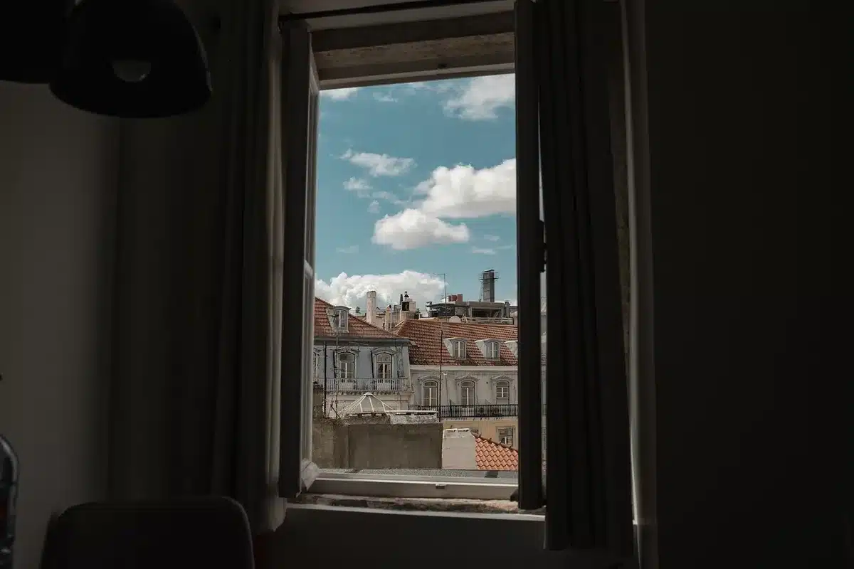 Façade d'immeuble résidentiel et étudiants entrant, évoquant les APL
