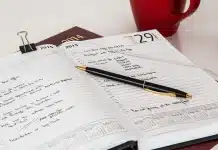 Calendrier marketing 2026 : dates clés et campagnes à préparer pour le 4e trimestre Equipe anonymisée travaillant sur un calendrier marketing près d'une fenêtre en plein jour