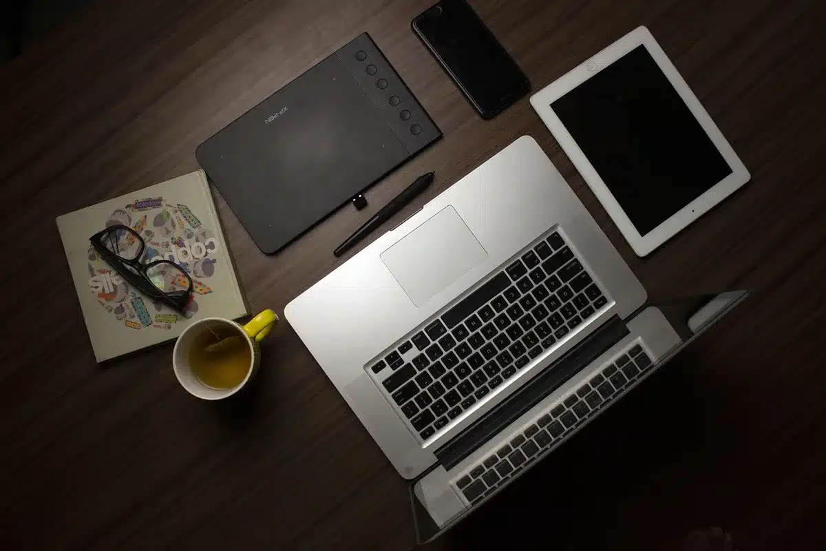Liste de contrôle pour configurer une boutique en ligne sur un bureau lumineux