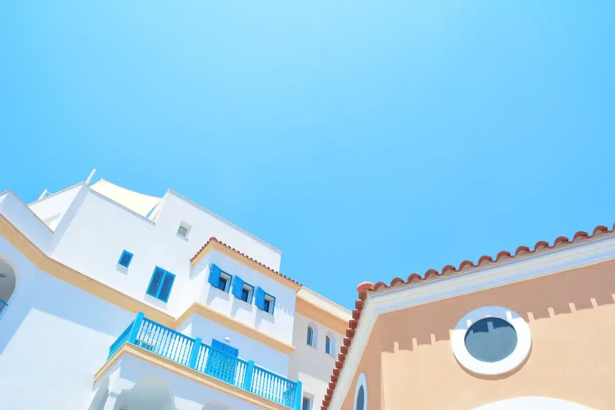 Agent immobilier préparant des rendez‑vous et dossiers sur un bureau en journée