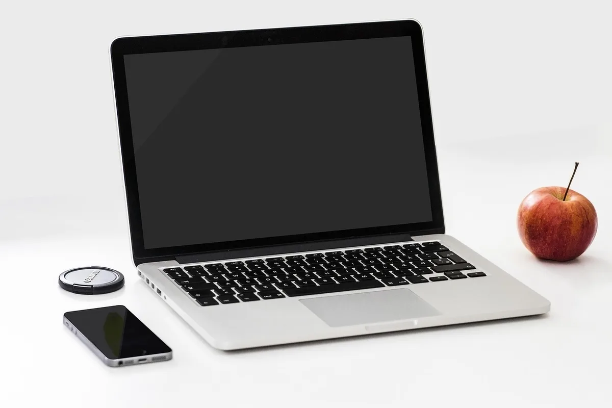 Personne travaillant sur fiches produits sur un ordinateur portable
