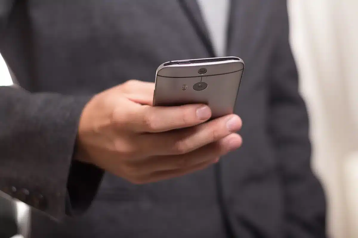 Test du tunnel d'achat sur smartphone montrant une page de paiement