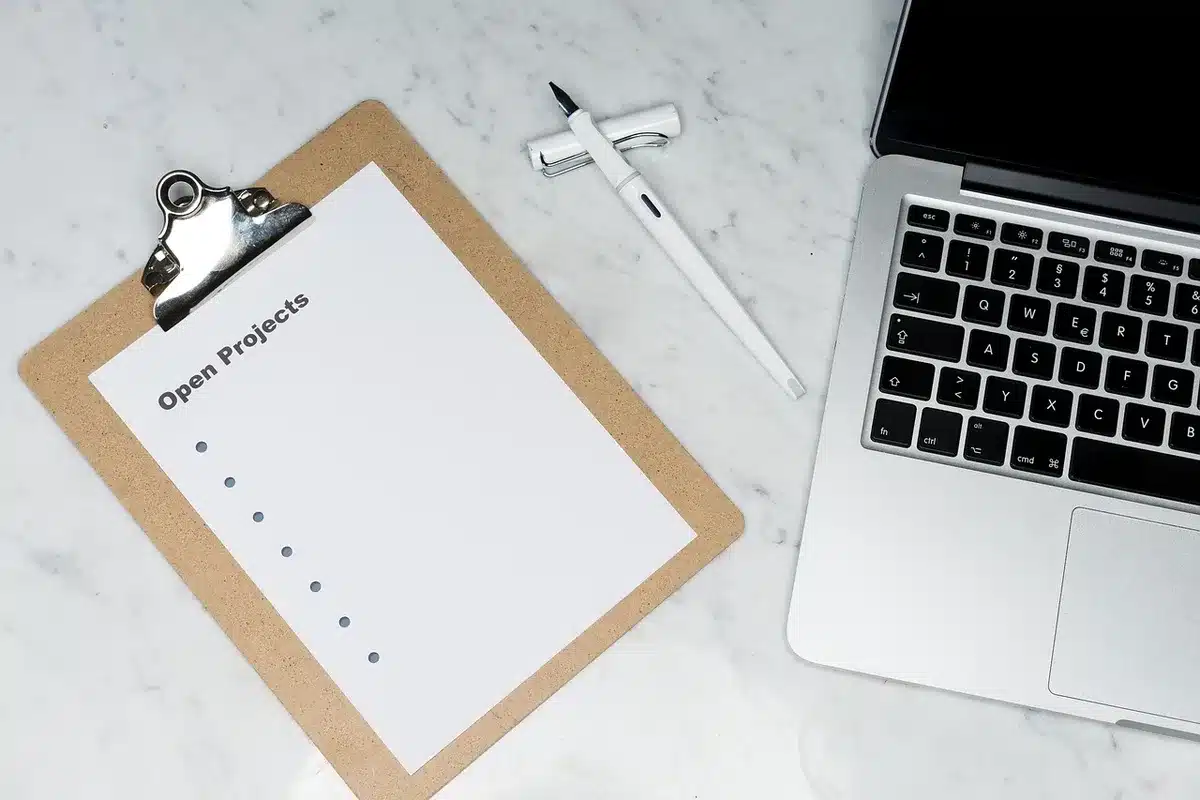 Checklist imprimée pour la mise en ligne d'une boutique sur un bureau lumineux