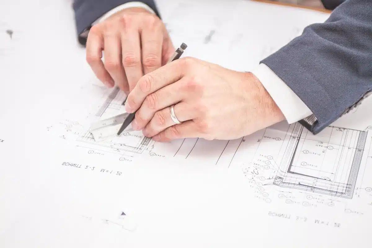 Mains tenant un dossier de location et factures de travaux