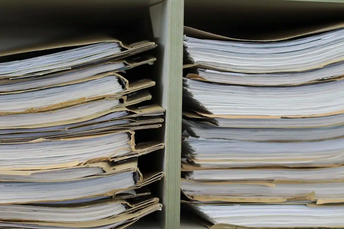 Dossier d'archives avec factures de travaux et certificat de performance énergétique