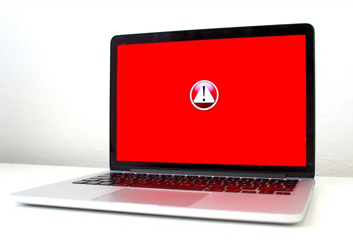 Ordinateur portable affichant une alerte de sécurité et notifications