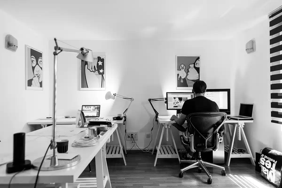 Développeur testant une copie de thème Shopify sur un ordinateur portable