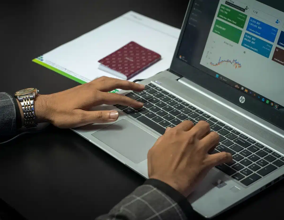 Interface d'administration Shopify affichée sur un ordinateur portable