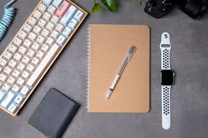 Bureau en journée avec fiches produit, smartphone et vêtements vintage en arrière-plan flous Bureau en journée avec fiches produit, smartphone et vêtements vintage en arrière-plan flous