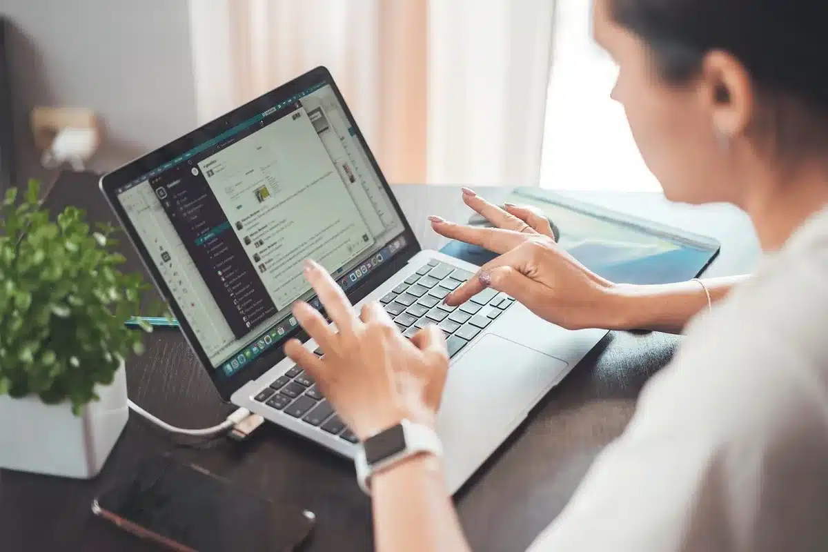 Écran d'ordinateur affichant un formulaire d'inscription de boutique en ligne