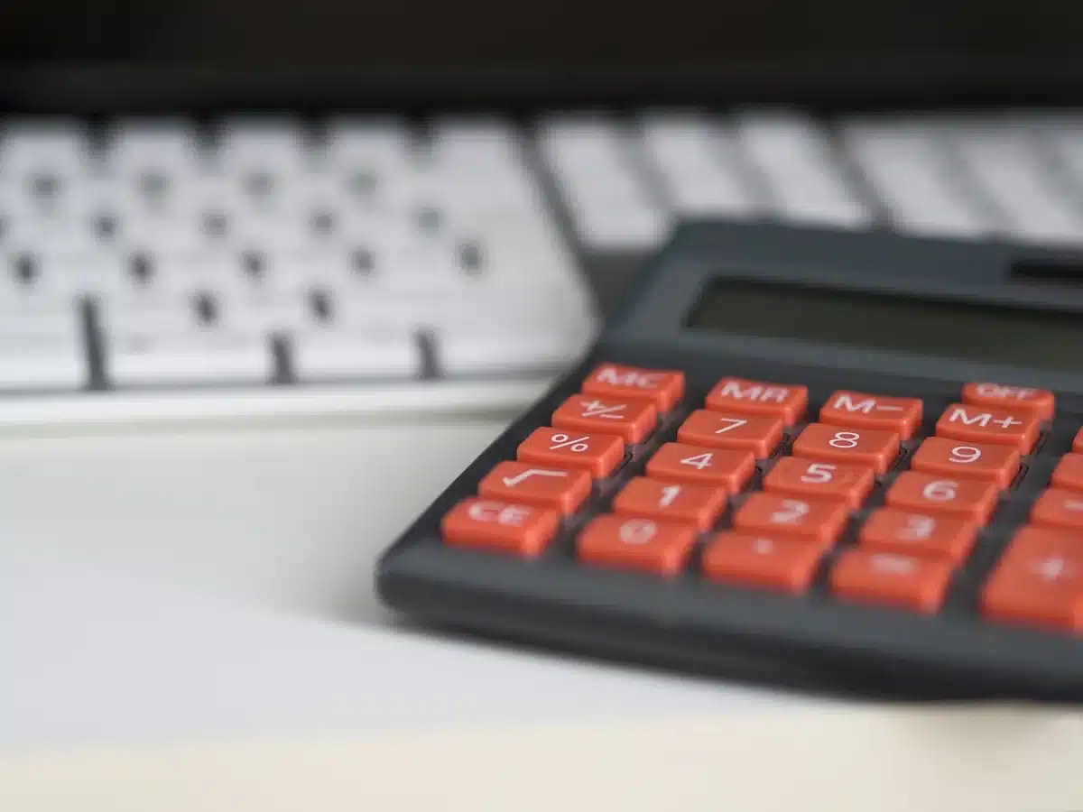 Factures et notes de budget sur un bureau pour estimer les coûts post‑essai
