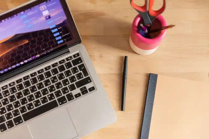 Bureau lumineux avec ordinateur affichant un tableau de bord e‑commerce et une checklist manuscrite Bureau lumineux avec ordinateur affichant un tableau de bord e‑commerce et une checklist manuscrite