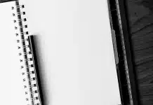 Design de sites e-commerce : exemples inspirants et tendances 2026 Bureau lumineux avec ordinateur affichant une fiche produit et une checklist sur un carnet