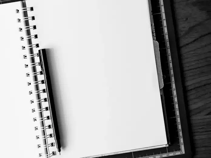 Bureau lumineux avec ordinateur affichant une fiche produit et une checklist sur un carnet Bureau lumineux avec ordinateur affichant une fiche produit et une checklist sur un carnet