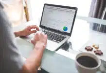 Google Ads : comment prioriser et classer vos canaux d’acquisition Équipe marketing autour d'un ordinateur portable et de graphiques au soleil