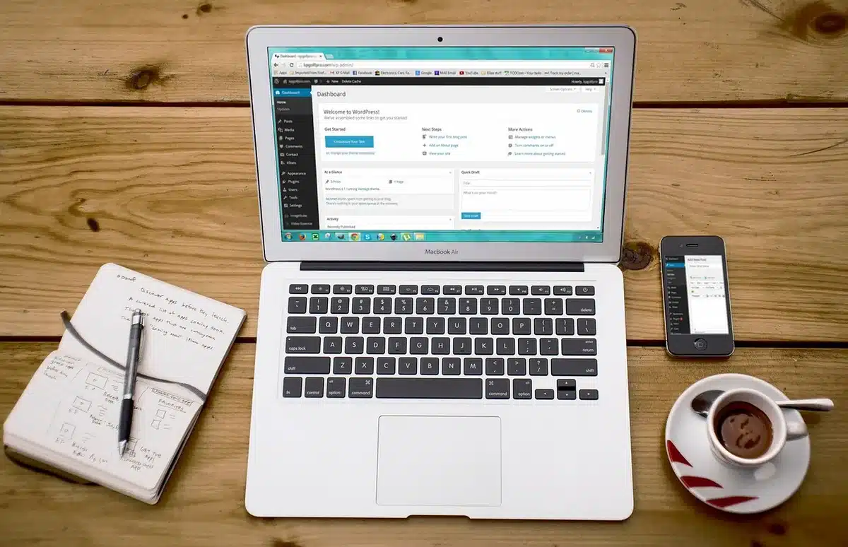 Test de commande sur smartphone et ordinateur pour vérifier le parcours client