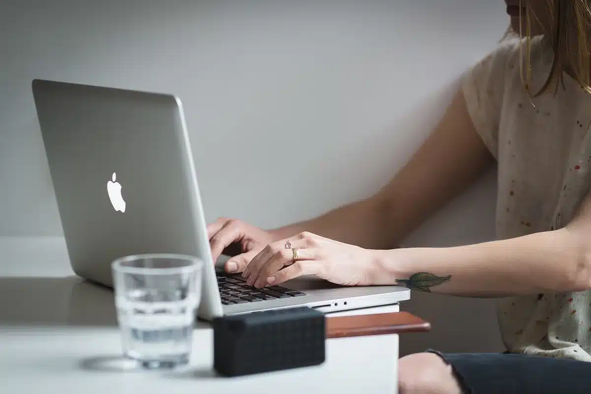Contrat de travail posé sur un bureau lumineux pour un poste permanent