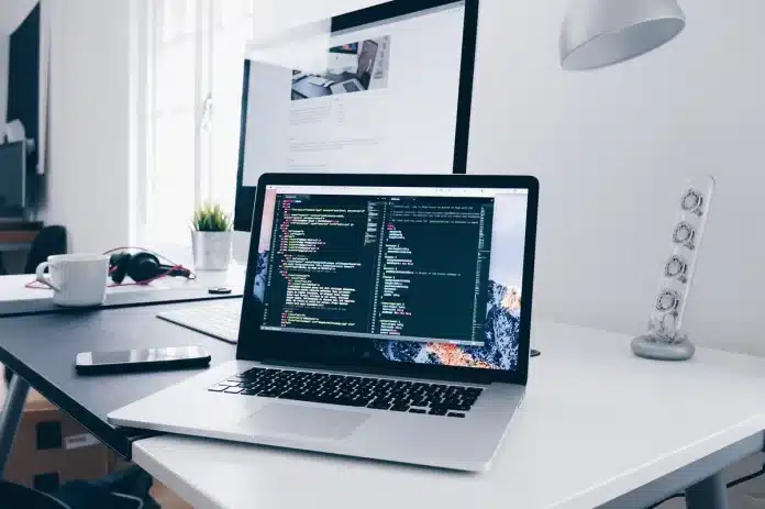 Bureau en plein jour avec contrats, factures et enveloppe recommandée Bureau en plein jour avec contrats, factures et enveloppe recommandée
